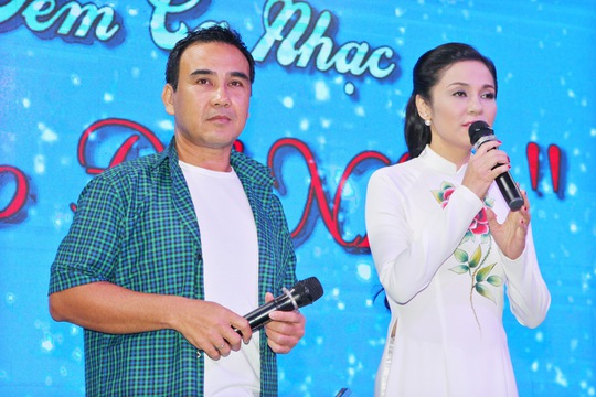 Cô cùng MC Quyền Linh kêu gọi khán giả đóng góp hỗ trợ hai diễn viên Thành Lũy - Nguyễn Hoàng