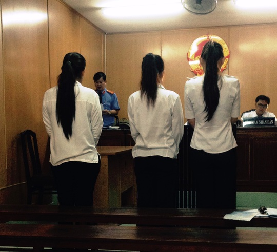 
3 tú bà cùng ra tòa vì tội môi giới mại dâm
