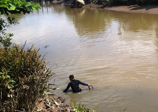 
Lực lượng cứu hộ - cứu nạn tích cực tìm kiếm cụ bà dưới lòng sông
