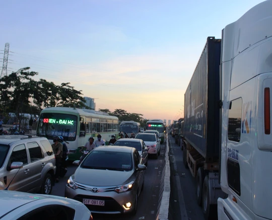 Vụ tai nạn làm giao thông trên xa lộ Hà Nội ùn tắc nghiêm trọng
