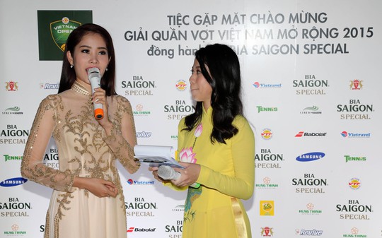 Hoa khôi ĐBSCL Nguyễn Thị Lệ Nam Em giao lưu trong buổi tiệc