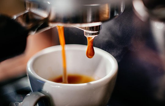 
Những người uống ít nhất 1 tách cà phê mỗi sáng có nguy cơ mắc sỏi thận thấp hơn 26% so với người không uống.
