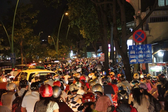 
Đường Trường Sa cũng xảy ra kẹt xe kéo dài hàng km, hướng về quận Tân Bình
