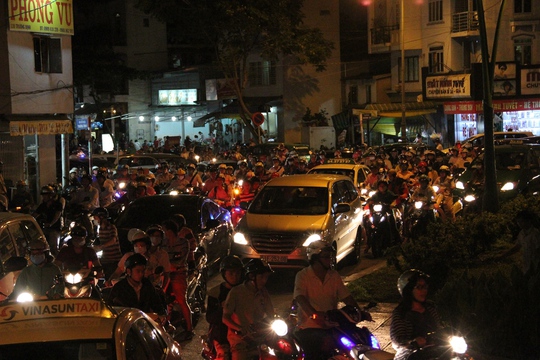 Trong khi đó, giao lộ Rạch Bùng Binh - Hoàng Sa, giao thông cũng tê liệt