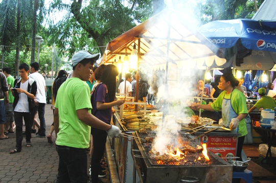 
Gian hàng Việt Nam thơm lừng với những món ăn truyền thống
