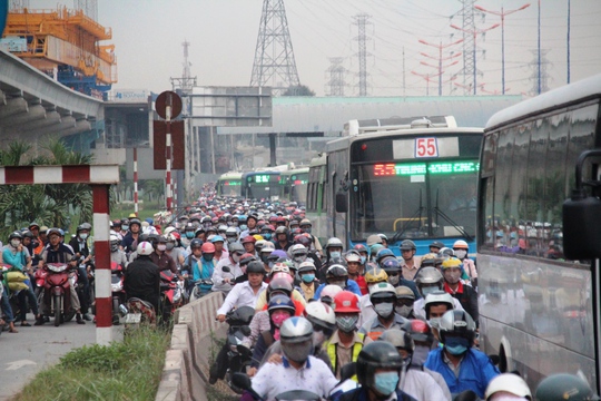 
Xe buýt bị bao vây bởi hàng ngàn xe máy
