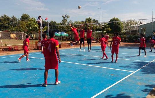 Học viên đang điều trị cai nghiện quyết liệt giằng co trong trận bóng chuyền giữa đội Phú Văn và đội Trường 3