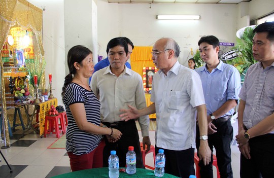 
Giám đốc Sở Văn hóa - Thể thao - Du lịch Phan Nguyễn Như Khuê và HLV Trần Quang Hạ chia buồn cùng mẹ Hoàng Hà Giang
