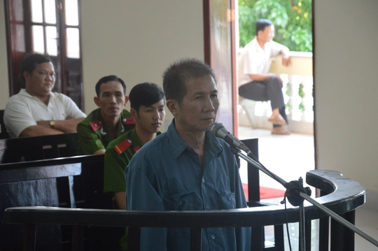 
Bị cáo Nguyễn Văn Chinh trả lời thẩm vấn của HĐXX
