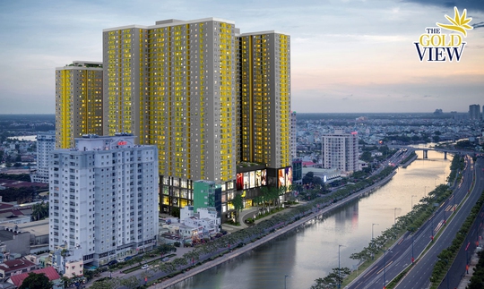 Dự án The Goldview tọa lạc trên đường Bến Vân Đồn, với tầm nhìn hướng thẳng ra kênh Bến Nghé