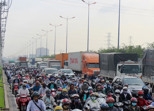 Vụ tai nạn xảy ra trong giờ cao điểm khiến xa lộ Hà Nội bị ùn ứ nghiêm trọng