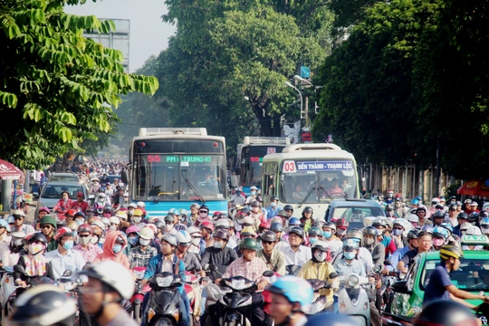 
Xe buýt cũng chịu chung cảnh ngộ vì bị bao vây bởi hàng ngàn xe máy

