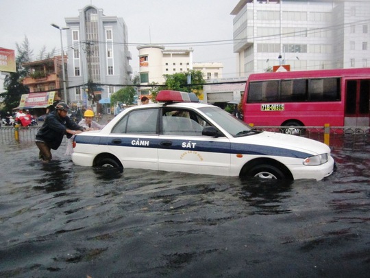 
Xe cảnh sát cũng bị chết máy giữa dòng nước đen ngòm
