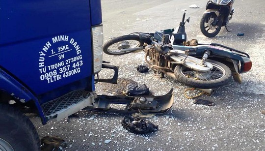 
Hiện trường vụ tai nạn giữa xe tải và xe máy trên xa lộ Hà Nội
