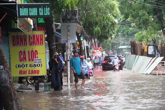 Mưa khiến đường Nguyễn Văn Quá ngập chìm trong biển nước