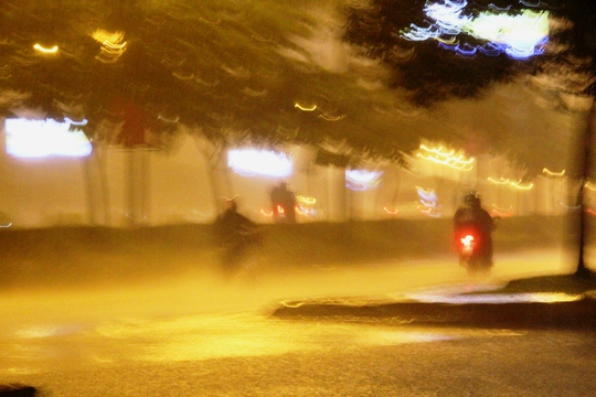 Mưa trắng trời lúc chiều tối 23-10 khiến nhiều người vội vã lưu thông trên đường Điện Biên Phủ (quận Bình Thạnh)