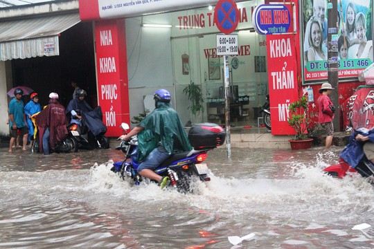 Nước ngập đến nửa mét và chậm rút do hệ thống thoát nước quá tải