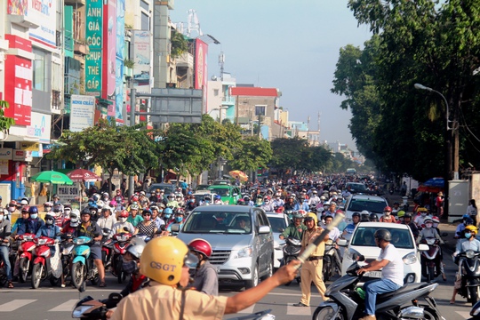 Dù lực lượng CSGT đội Tân Sơn Nhất tăng cường điều tiết, phân luồng nhưng tình trạng ùn ứ vẫn không giảm bớt