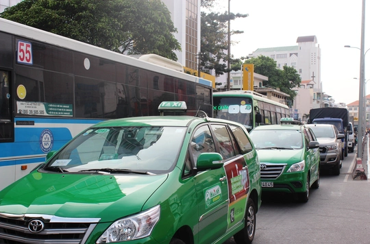 
Vụ tai nạn khiến giao thông trên đường Phan Đăng Lưu bị ùn ứ nghiêm trọng
