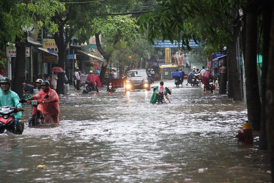 Hàng loạt phương tiện chết máy dẫn bộ do nước ngập trên đường Nguyễn Văn Quá