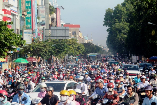 
Từ 6 giờ 30, hàng ngàn xe đã kẹt cứng trên đường Nguyễn Thái Sơn
