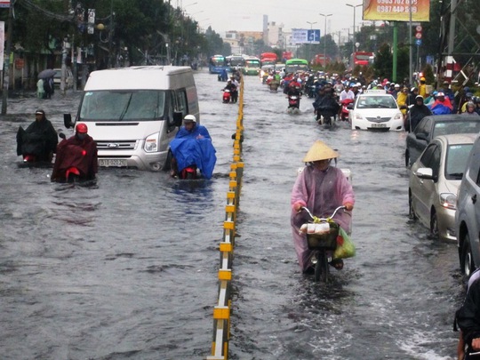 Cơn mưa kéo dài khoảng 30 phút nhưng khiến đường Kinh Dương Vương (quận Bình Tân) ngập gần nửa mét