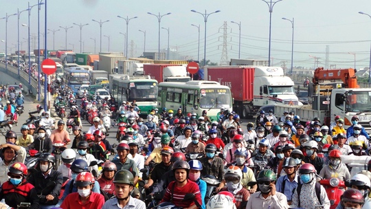Vụ tai nạn khiến giao thông trên xa lộ Hà Nội bị ùn tắc nghiêm trọng