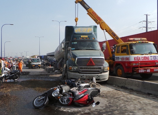 Xe đầu kéo tông hàng loạt xe máy trên xa lộ Hà Nội