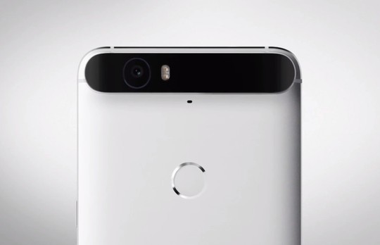 
Cụm camera sau của Nexus 6P có thiết kế khá lạ với đèn flash LED 2 màu cùng cảm biến quét vân tay phía dưới.
