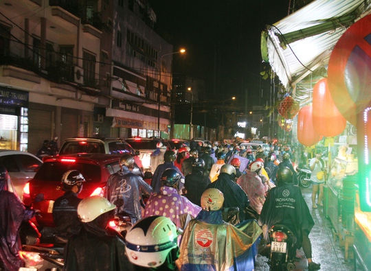 Trên đường Út Tịch (quận Tân Bình), dòng xe lưu thông chậm hơn người đi bộ