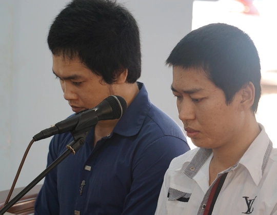 
Hoàng Minh Tuấn (áo xanh) cùng Nguyễn Quốc Cường tại phiên xét xử
