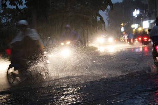 Trong khi đó, đường Hoàng Sa (quận 1) – tuyến đường chưa từng bị ngập nhưng sau cơn mưa lớn vào chiều cùng ngày, nhiều đoạn cũng bị ngập khoảng 30 cm