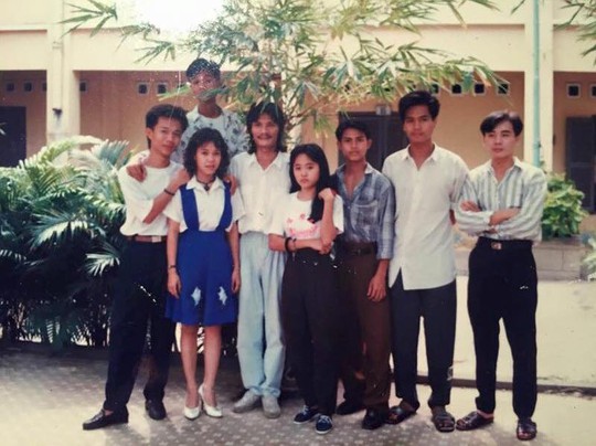 
Đạo diễn NSƯT Nguyễn Công Ninh và các học trò thập niên 80 tại Trường Nghệ thuật Sân khấu II (nay là Trường ĐH Sân khấu Điện ảnh TP HCM)
