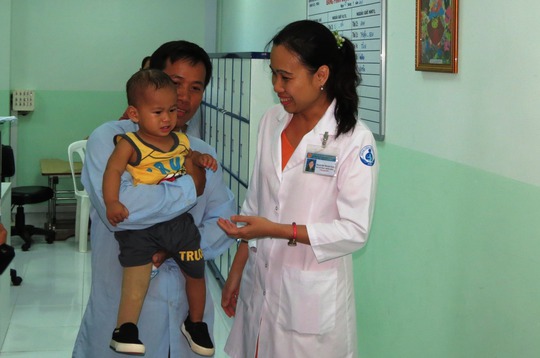 
Bác sĩ Phạm Thị Thanh Tâm, trưởng khoa Hồi sức sơ sinh của bệnh viện - người đã gắn bó với Huy từ đêm đầu đời em nhập viện - đã đến trực tiếp đưa Huy vào phòng tập.
