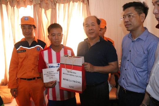 
Ông Nguyễn Văn Công, Thứ trưởng Bộ GTVT cùng ông Nguyễn Anh Vũ, Tổng Giám đốc Trung tâm Tìm kiếm cứu nạn hàng hải Việt Nam thăm hỏi động viên các thuyền viên tại Vũng Tàu.
