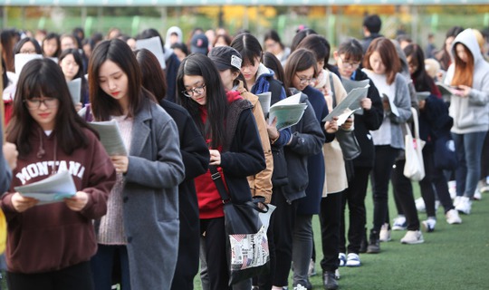 Các thí sinh xếp hàng chờ nhận hướng dẫn thi tại TP Suwon, tỉnh Gyeonggi hôm 11-11 Ảnh: Yonhap