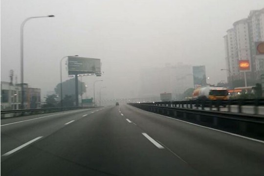 
Thủ đô Kuala Lumpur - Malaysia chìm trong khói mù do cháy rừng ở Indonesia.

Ảnh: ABC News
