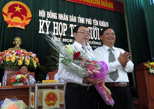 
Ông Phạm Đình Cự (phải) chúc mừng ông Hoàng Văn Trà được bầu làm Chủ tịch UBND tỉnh Phú Yên
