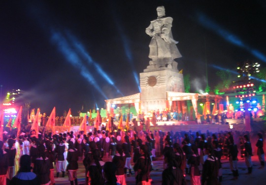 Tượng đài vua Quang Trung được xây ở núi Bân - nơi Nguyễn Huệ làm lễ lên ngôi Ảnh: QUANG NHẬT