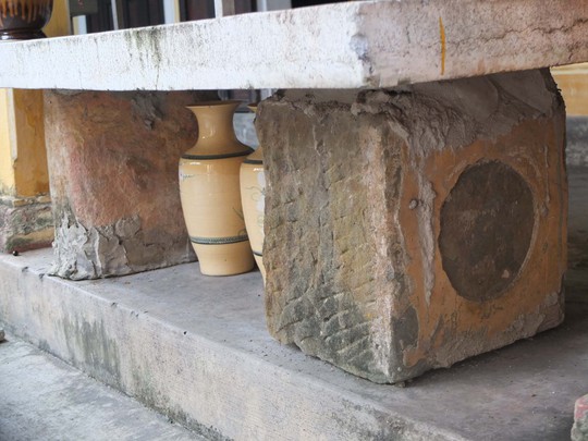 
Viên đá tảng có nhiều hoa văn cổ được tìm thấy ở chùa Thiền Lâm. Ảnh: Nguyễn Đắc Xuân

