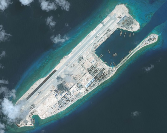 
Hình ảnh chụp từ vệ tinh cho thấy rõ đường băng Trung Quốc đang xây dựng trên đá Chữ Thập trong quần đảo Trường Sa của Việt Nam bị họ chiếm đóng trái phép và cải tạo thành đảo nổi nhân tạo
