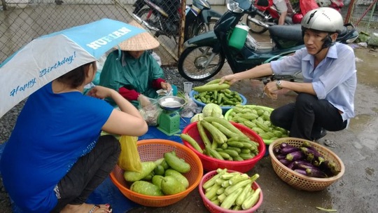 Tằn tiện chi tiêu là cách công nhân đối phó trước áp lực tăng giá các mặt hàng thiết yếu    ẢNH: CAO HƯỜNG