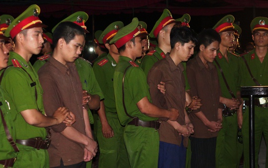 Nguyễn Hải Dương và Vũ Văn Tiến chịu hình phạt tử hình riêng Trần Đình Thoại chịu hình phạt 16 năm tù giam.