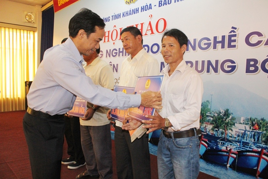 
Ông Đỗ Danh Phương, Tổng Biên tập Báo Người Lao Động, trao hỗ trợ cho ngư dân
