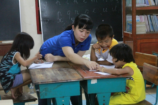 
Cô giáo Khưu Thị Ngọc Trinh cầm tay luyện cho các em từng nét chữ
