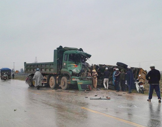 Hiện trường vụ tai nạn xe hổ vồ đấu đầu xe tải chở cát khiến 2 tài xế trọng thương