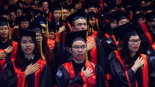 Các tân khoa đọc lời tuyên hứa trong lễ tốt nghiệp