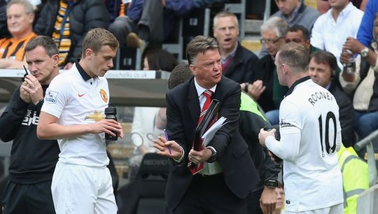 Rooney (phải) đang chấn thương nên nhiệm vụ ghi bàn rạng sáng 9-12 sẽ được đặt lên vai Martial
