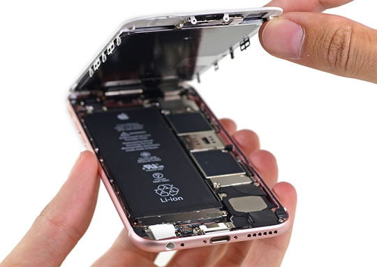 Các bộ phận bên trong iPhone 6s được sắp xếp khá gọn theo từng cụm.