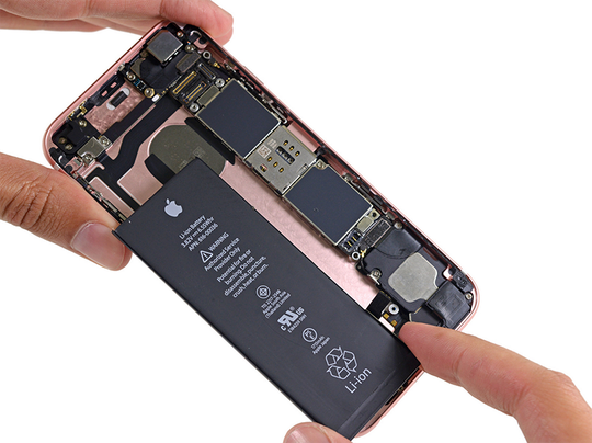 iPhone 6s sử dụng pin dung lượng 1.715mAh, nhỏ hơn so với dung lượng 1.810mAh trên iPhone 6.